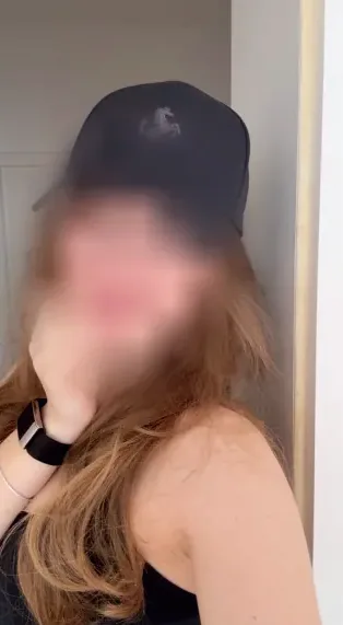 Mia, 23