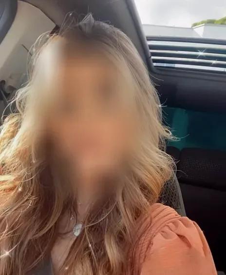 Simone, 28